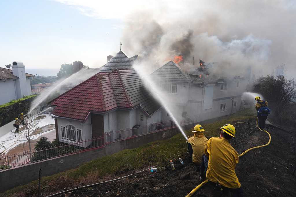 Coastal homes burn as hot winds fuel California fires — WESH 2 Orlando